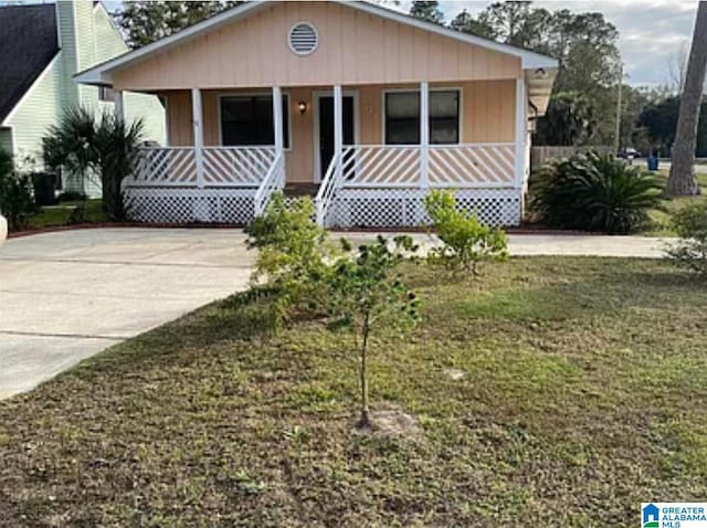 view of front of house with covered porch and a front yard