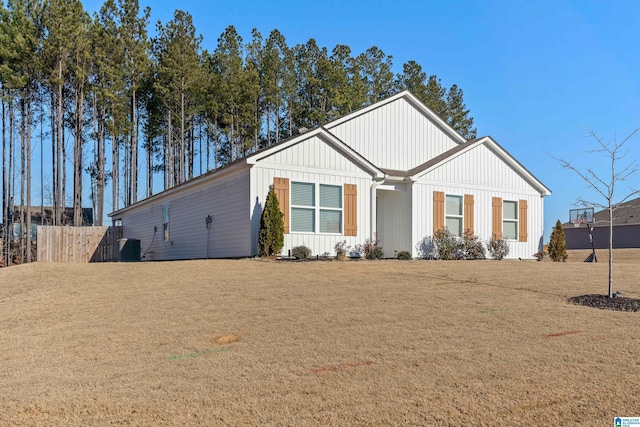 view of front facade featuring central AC unit and a front lawn