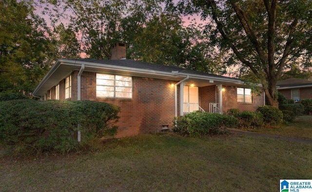 view of front of house featuring a yard