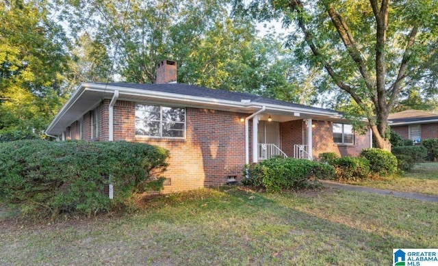 view of front of home with a front lawn