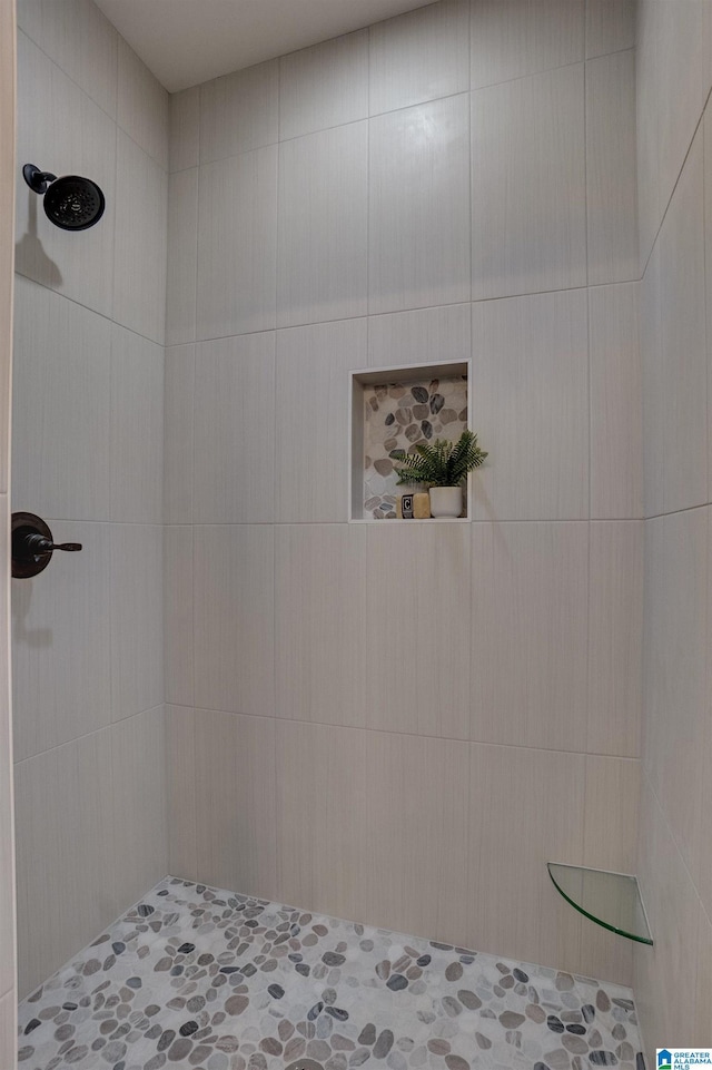 bathroom featuring a tile shower