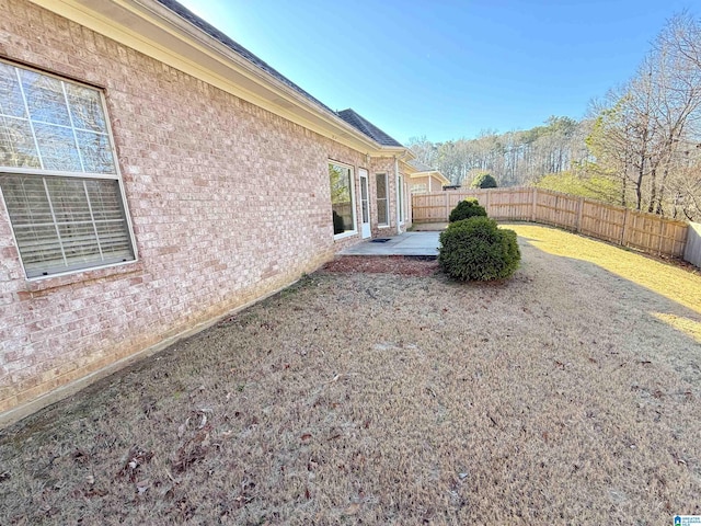 view of yard featuring a patio area