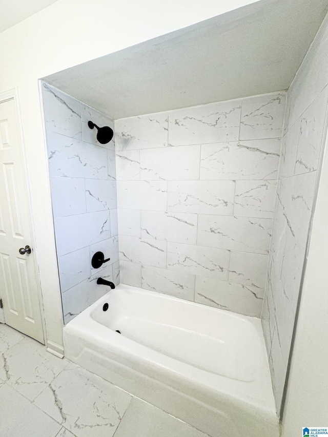 bathroom featuring tiled shower / bath combo