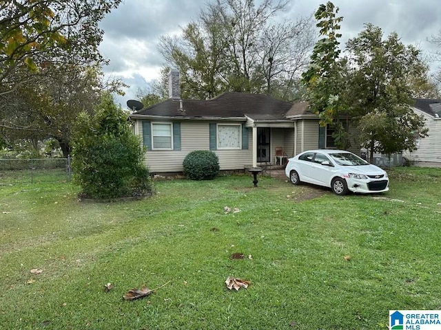 ranch-style house featuring a front yard