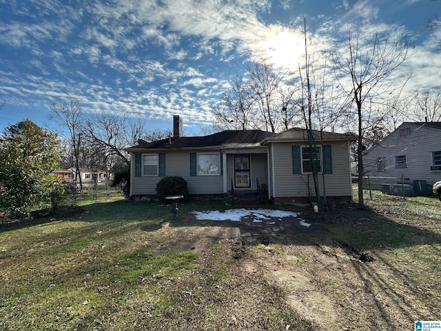 view of front of property featuring a front yard