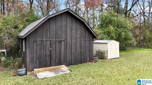 view of outdoor structure featuring a yard