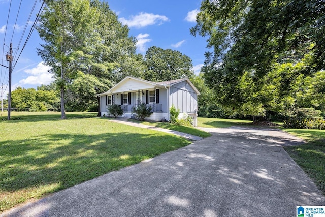 view of front facade featuring covered porch and a front lawn