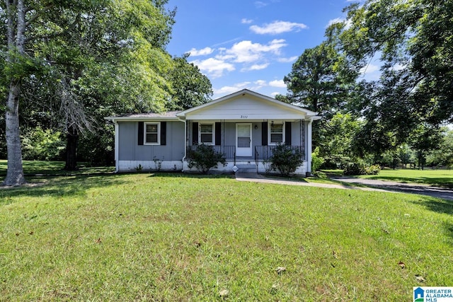 view of front facade featuring covered porch and a front lawn