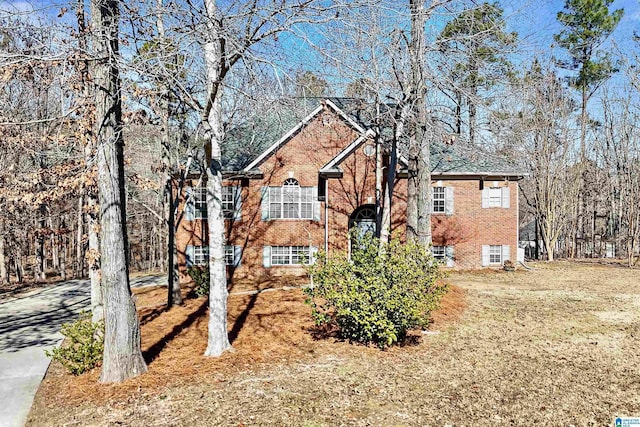 view of front of property featuring a front yard