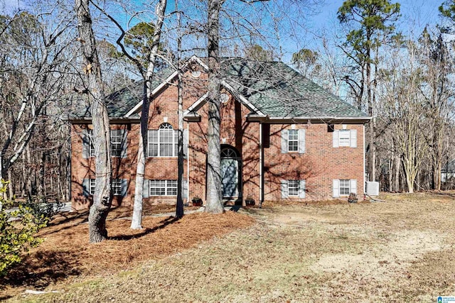 view of front of home with a front lawn