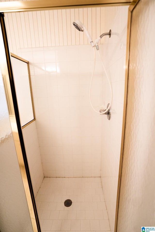 bathroom with a tile shower