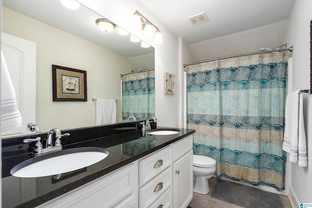 bathroom featuring a shower with curtain, vanity, and toilet