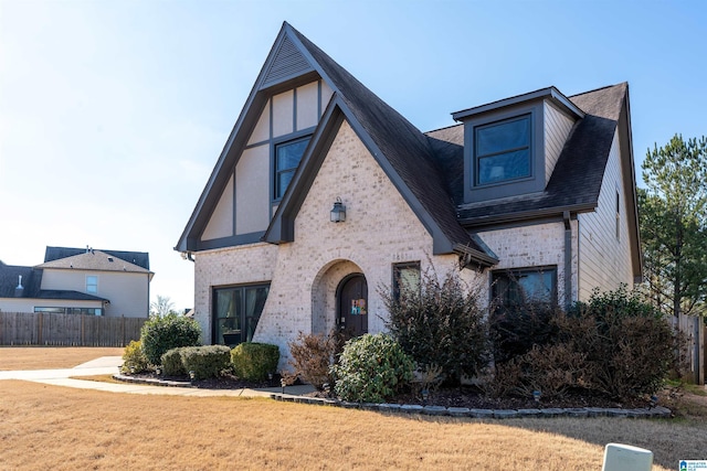 view of front of house featuring a front lawn