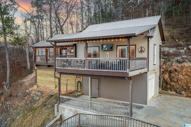 view of front of property featuring a garage