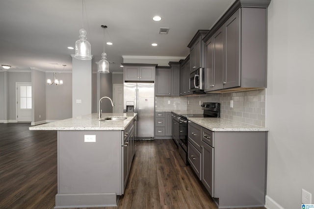 kitchen featuring sink, stainless steel appliances, pendant lighting, gray cabinets, and a center island with sink