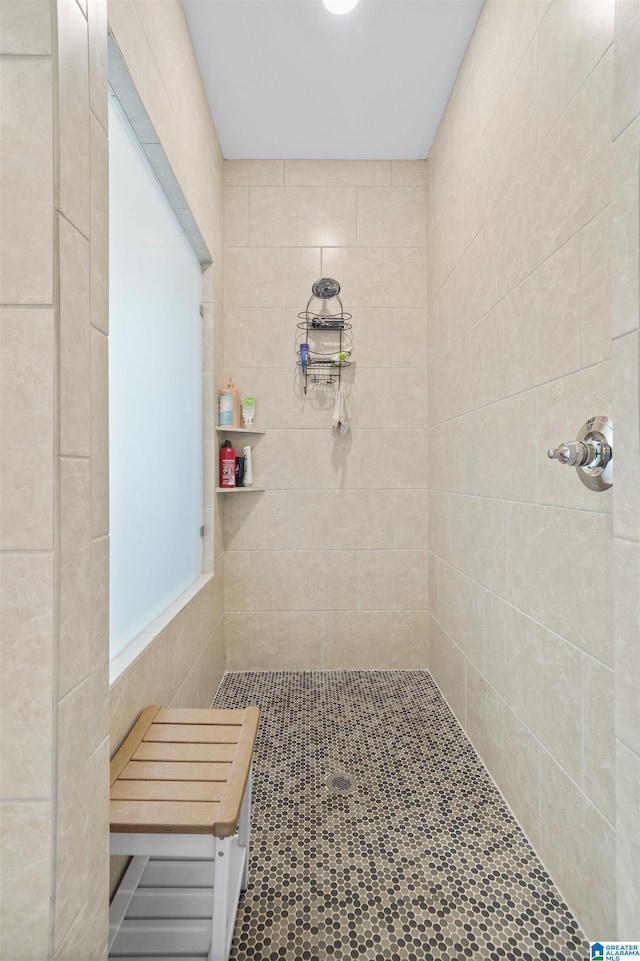 bathroom featuring a tile shower