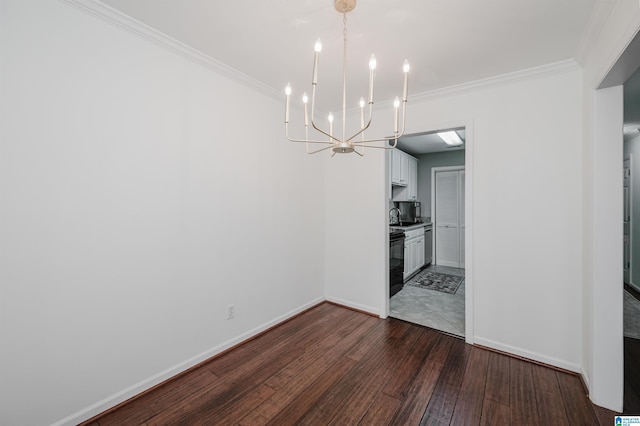 unfurnished dining area featuring sink, a notable chandelier, dark hardwood / wood-style flooring, and crown molding