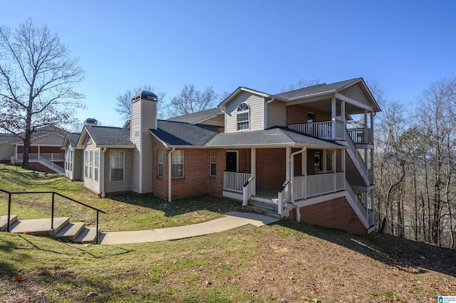 view of front of property featuring a front yard and a porch