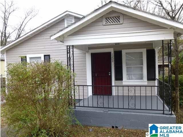 view of front of property featuring covered porch