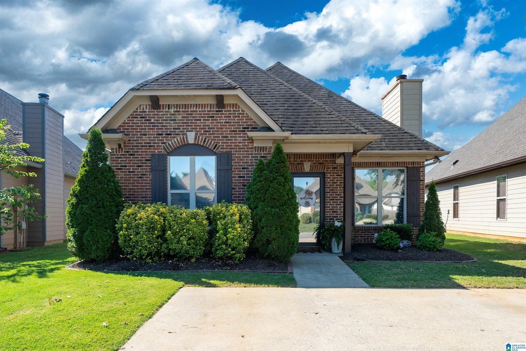 view of front facade featuring a front lawn