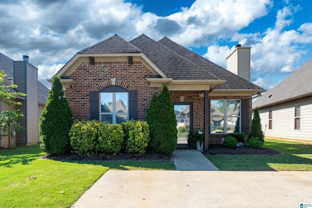 view of front facade featuring a front lawn