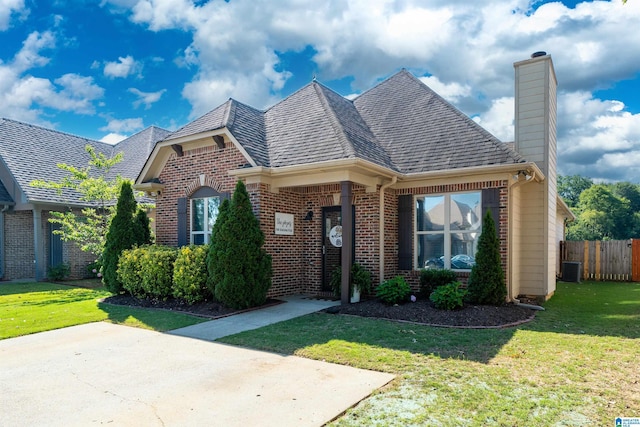 view of front of property featuring a front yard