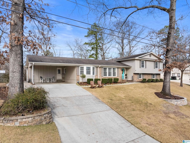 view of front of property featuring a front lawn and a carport