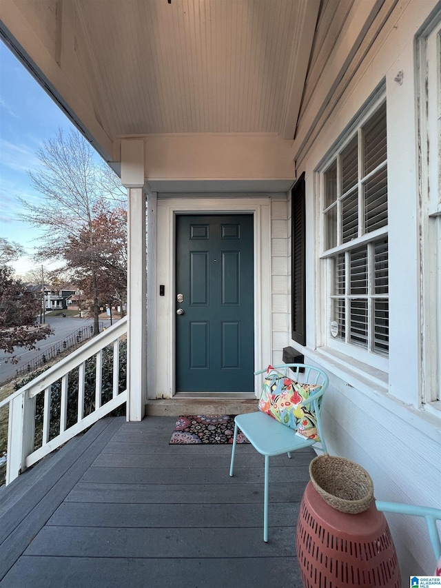 property entrance featuring a porch