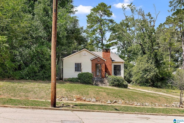 view of front of property with a front lawn