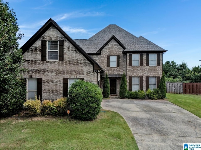 view of front of property featuring a front lawn