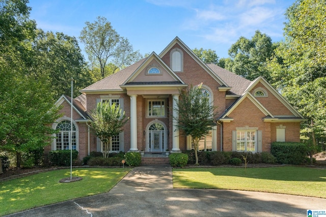 view of front facade featuring a front yard