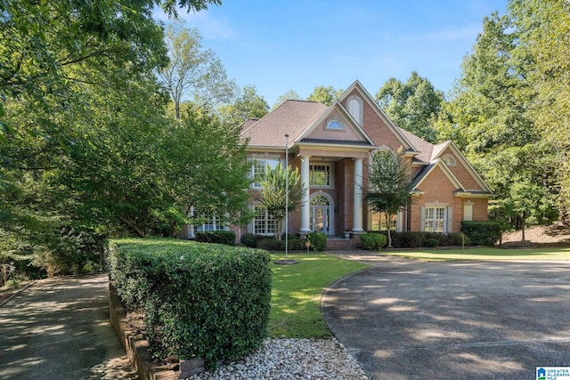 craftsman-style home featuring a front yard