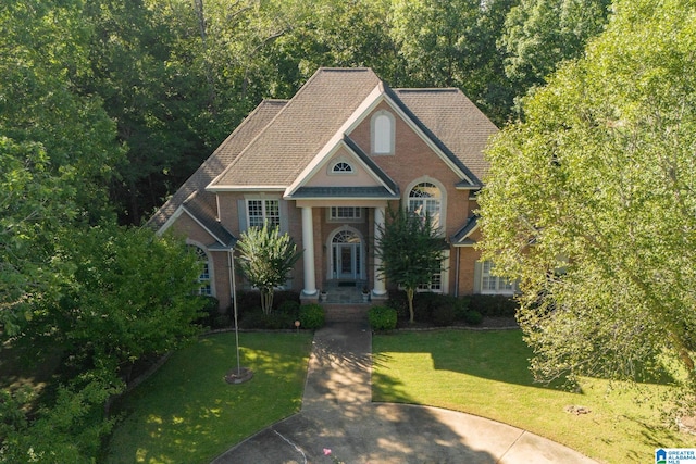 view of front facade with a front yard