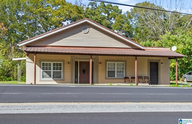 view of front of property featuring a porch