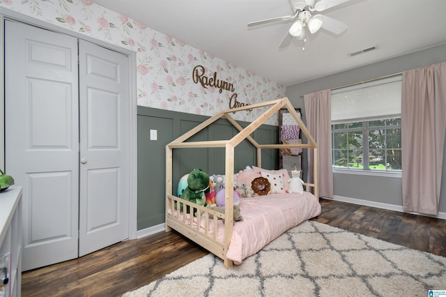 bedroom featuring a closet, dark hardwood / wood-style floors, and ceiling fan