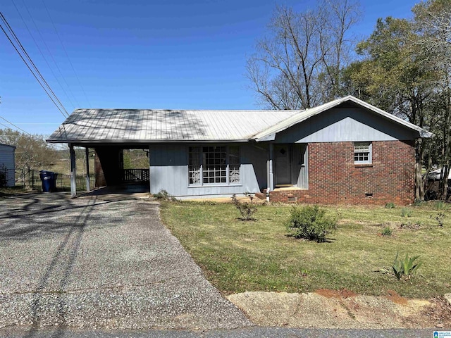 view of front facade featuring a front lawn and a carport