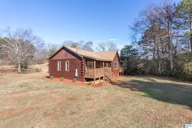 view of front of house with covered porch and a front lawn