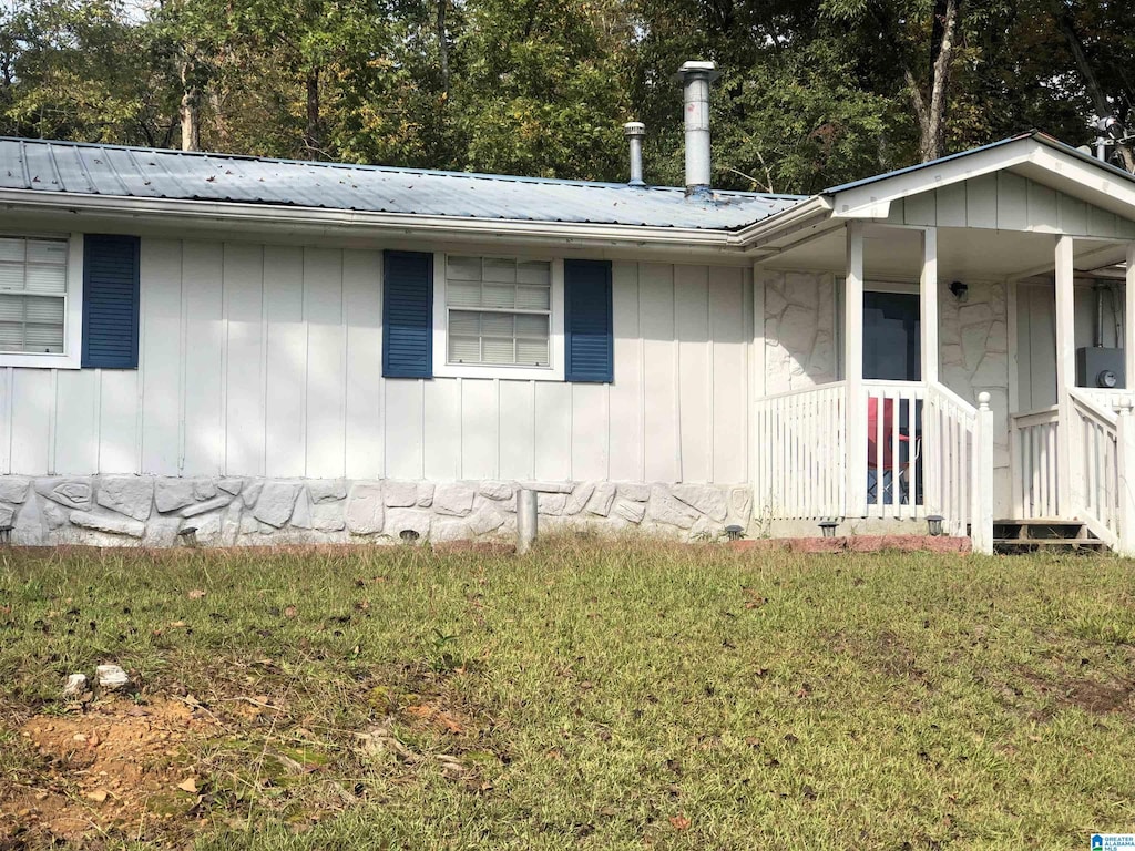 view of front facade featuring a front yard