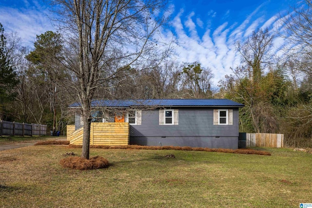 view of front of home featuring a front yard