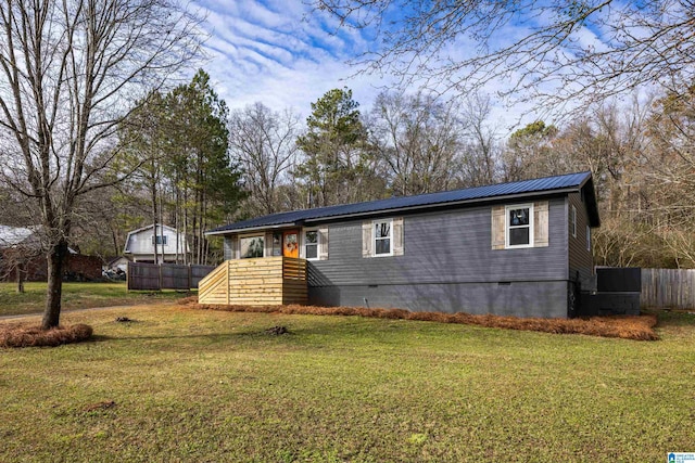 view of front of property featuring a front yard