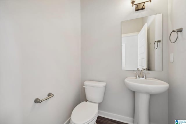 bathroom featuring toilet and sink