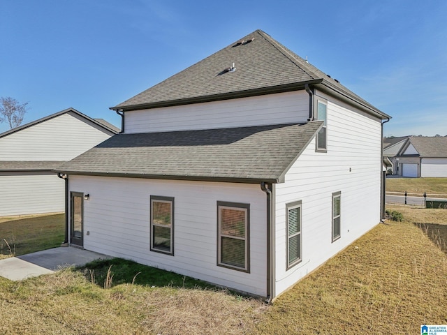 back of house featuring a lawn