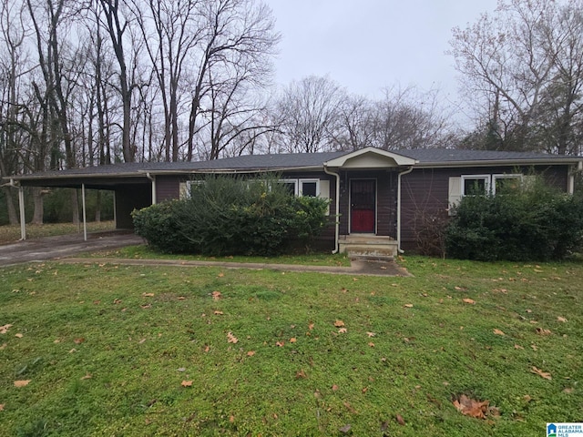 view of front of home featuring a front yard and a carport