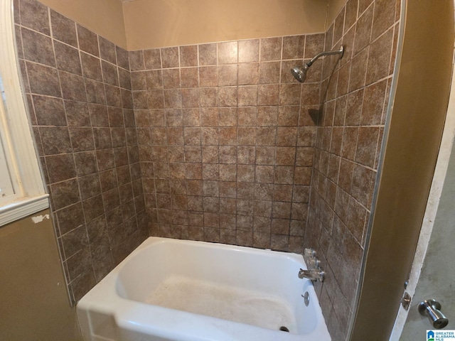 bathroom with tiled shower / bath