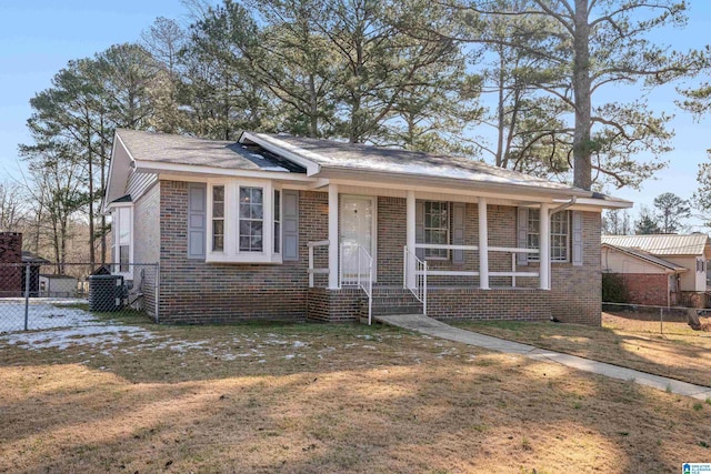 view of front of house featuring a front lawn