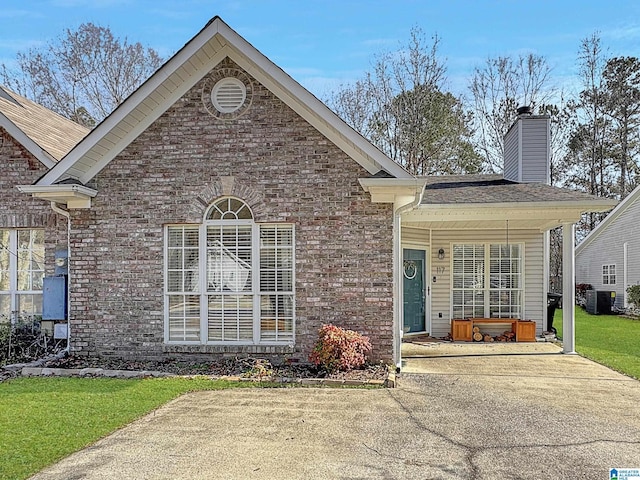 front facade featuring a porch and a front lawn