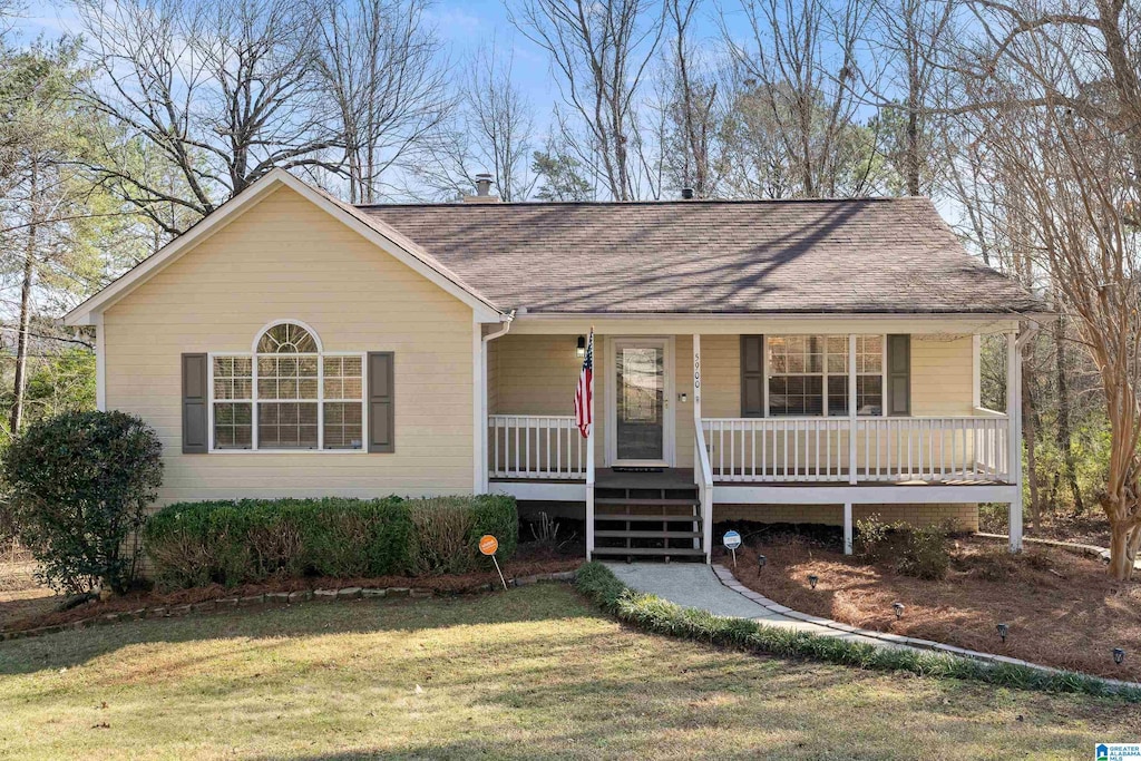 view of front facade featuring covered porch and a front lawn