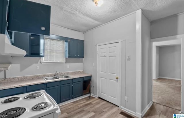 kitchen featuring sink, a textured ceiling, white electric stove, light hardwood / wood-style floors, and blue cabinetry