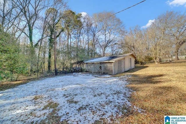 view of yard with an outbuilding