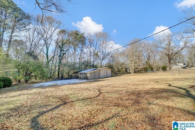 view of yard featuring an outdoor structure